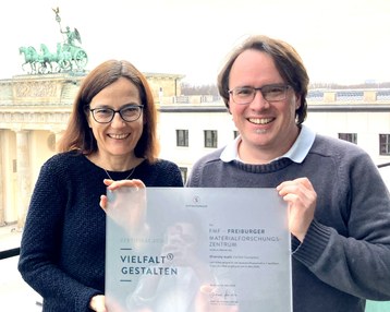 Prof. Dr. Bastian Rapp und Stefanie Kuhl bei der Zertifikatsverleihung. Copyright: Peter Himsel/Stifterverband